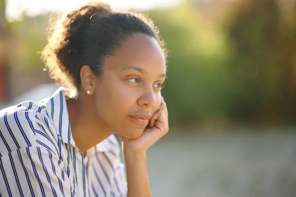 Mulher Negra Contemplando Sentar Parque — Fotografia de Stock