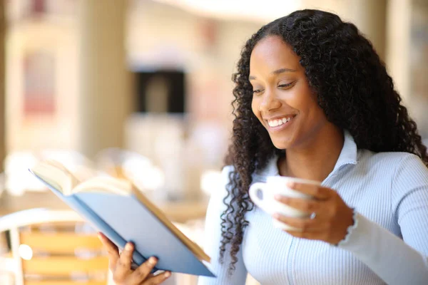 Gelukkig Zwart Vrouw Het Lezen Van Een Papieren Boek Zittend — Stockfoto