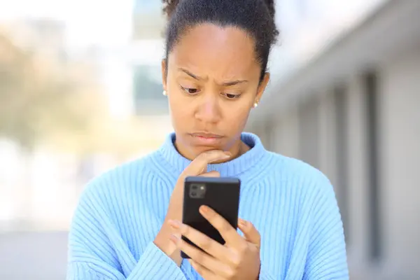 Retrato Una Mujer Negra Preocupada Revisando Teléfono Calle — Foto de Stock