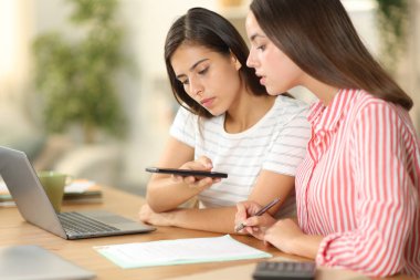 Sözleşmenin fotoğrafını çeken ve internette çalışan kadınları eve gönderen kadınlar.