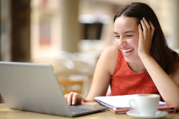 Szczęśliwy Student Śmiejący Się Głośno Sprawdzając Laptopa Tarasie Kawiarni — Zdjęcie stockowe