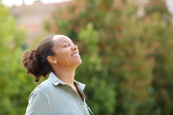 Happy Black Woman Breathing Fresh Air Green Garden — Stock Photo, Image