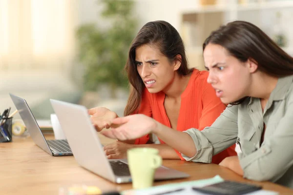 Angry Tele Workers Complaining Checking Laptop Home — Stock Photo, Image