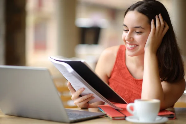 Szczęśliwy Student Porównujący Notatki Laptopem Tarasie Kawiarni — Zdjęcie stockowe
