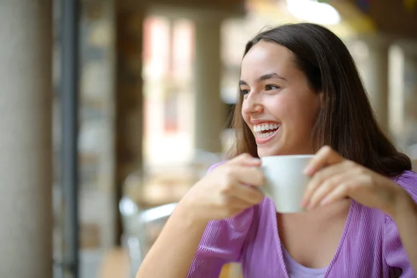 Mujer Feliz Desayuno Bebiendo Café Riendo Mirando Lado — Foto de Stock