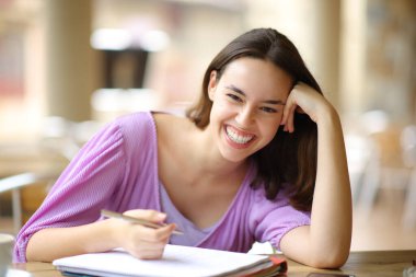 Mutlu öğrenci sana bar terasında bakıp gülüyor.