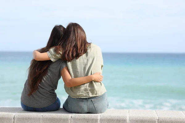 Back View Portrait Two Best Friends Hugging Beach — Stock Photo, Image