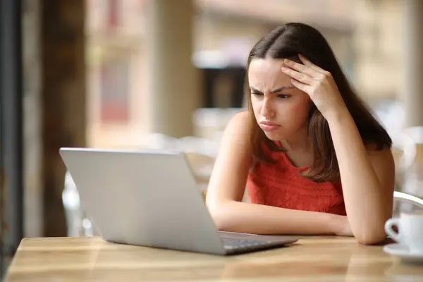 Разочарованная Женщина Проверяет Содержимое Ноутбука Террасе Бара — стоковое фото