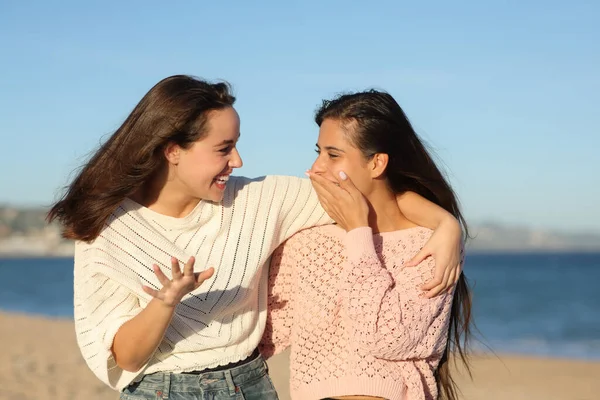 Chismes Amigos Hablando Contando Sorprendente Anécdota Playa —  Fotos de Stock