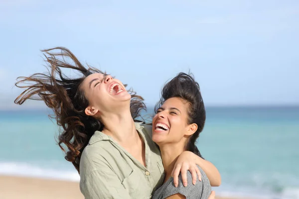 Dos Divertidos Mejores Amigos Riéndose Hilarantemente Abrazándose Playa —  Fotos de Stock