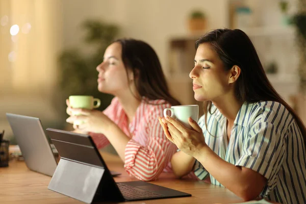 Two Tele Workers Relaxing Drinking Coffee Night Home — Stock Photo, Image