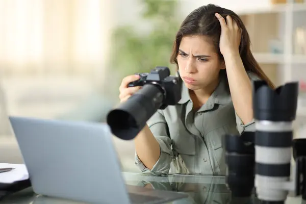 Worried Photographer Checking Result Mirrorless Camera Home — Stock Photo, Image