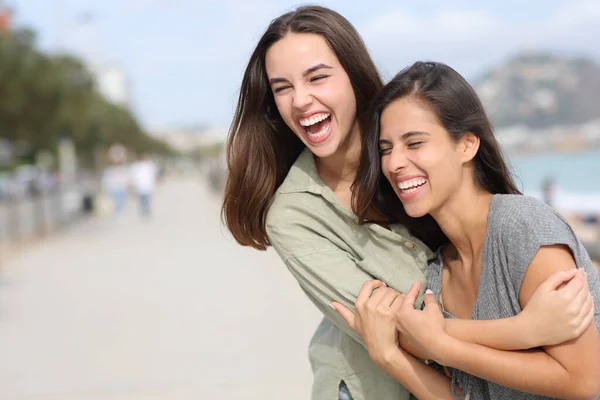 Dos Amigos Felices Abrazándose Riendo Aire Libre Playa —  Fotos de Stock
