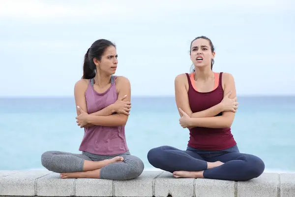 Front View Portrait Two Yogis Getting Cold Doing Yoga Beach — Stock Photo, Image