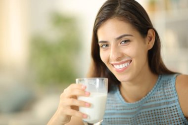 Mutlu kadın evde kirli dudaklarıyla süt içiyor.