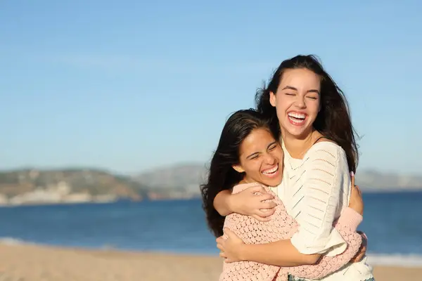Dos Amigos Divertidos Abrazándose Disfrutando Playa Día Soleado —  Fotos de Stock