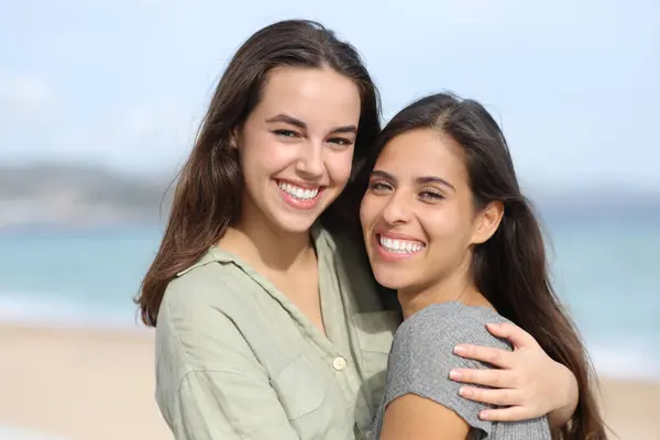 Dos Mujeres Felices Con Una Sonrisa Perfecta Mirando Cámara Playa —  Fotos de Stock