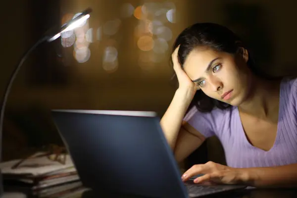 Беспокойная Женщина Ночам Использует Ноутбук Жалуется Одиночестве Дома — стоковое фото