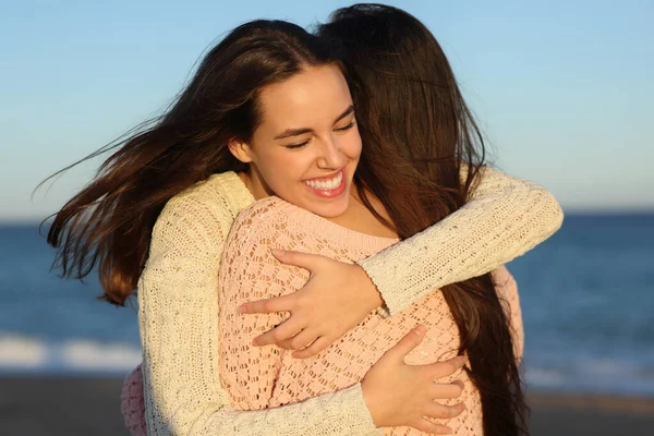 Dos Amigos Felices Abrazándose Cariñosos Atardecer Playa —  Fotos de Stock