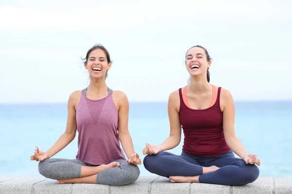 Zwei Glückliche Yogis Lachen Beim Yoga Strand — Stockfoto