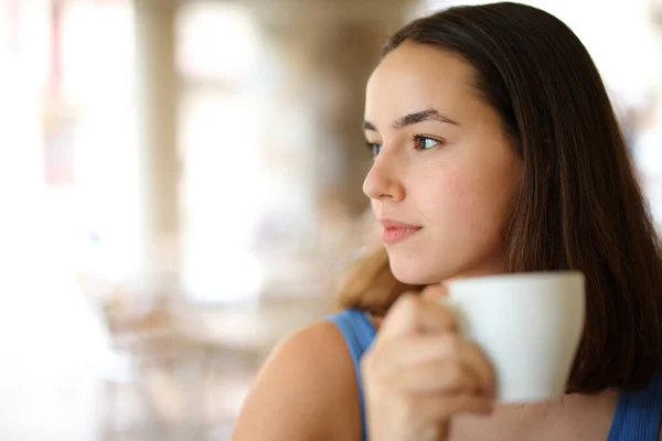 Mujer Seria Contemplando Tomar Café Una Terraza — Foto de Stock