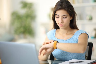 Şüpheli kadın evde oturan akıllı kadını kontrol ediyor.