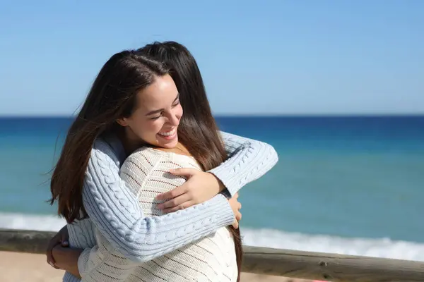 Happy Friends Meeting Hugging Beach — Stock Photo, Image