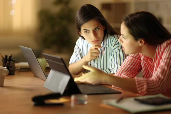 Suspicious Tele Workers Working Online Home Checking Online Content Laptops — Stock Photo, Image