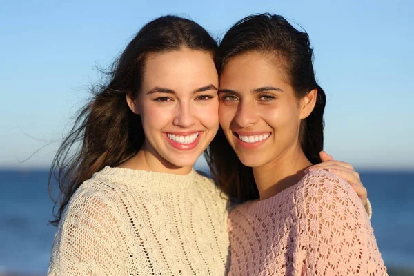 Dos Mujeres Felices Sonriendo Con Sonrisas Perfectas Cámara Playa Atardecer —  Fotos de Stock