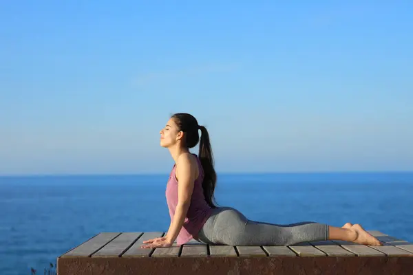 Profil Yogi Faisant Yoga Dans Une Station Balnéaire — Photo