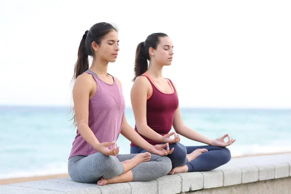 Zwei Konzentrierte Frauen Beim Yoga Strand — Stockfoto