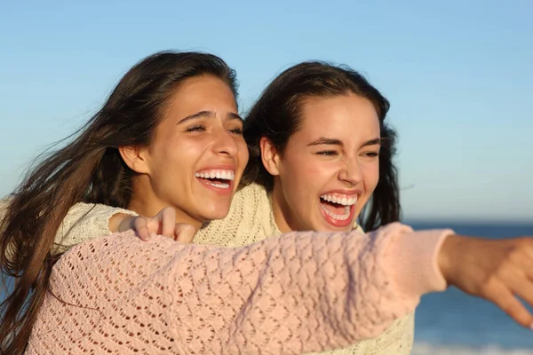 Twee Blije Vrienden Lachen Hilarisch Wijzend Het Strand Bij Zonsondergang — Stockfoto