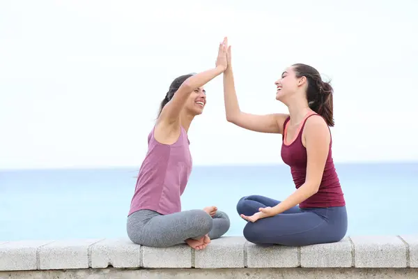 Two Yogis Giving Five Doing Yoga Beach — Stock Photo, Image