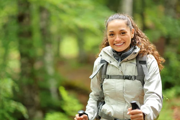 Happy Turysta Trekking Patrząc Ciebie Lesie — Zdjęcie stockowe