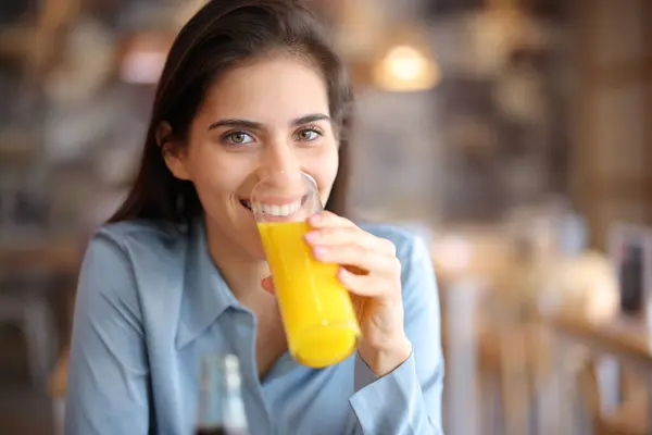 Happy Woman Drinking Orange Juice Looking Camera Coffee Shop Terrace — Stock Photo, Image