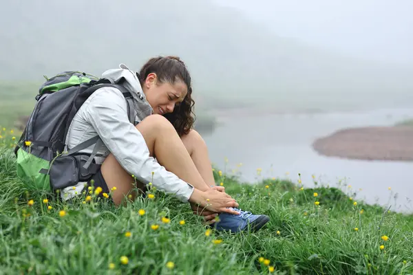 Single Hiker Suffering Ankle Ache Strumbling Nature — Stock Photo, Image