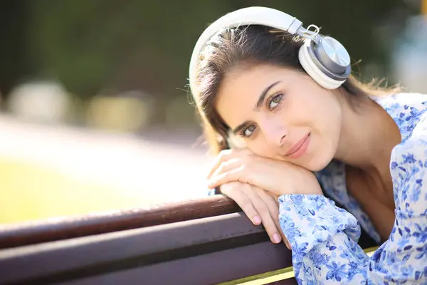 Entspannte Frau Schaut Sie Beim Audio Hören Mit Kopfhörer Einem — Stockfoto