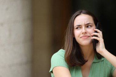 Sokakta telefonla konuşan güvenilmez bir kadının ön manzara portresi