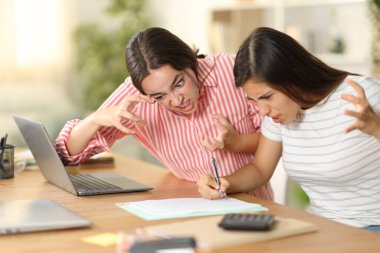 Kızgın tele çalışanları evdeki sözleşmeleri kontrol ediyorlar.