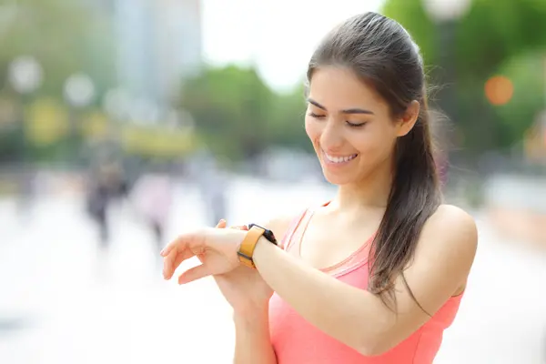 Feliz Corredor Comprobar Tiempo Smartwatch Después Correr Calle —  Fotos de Stock