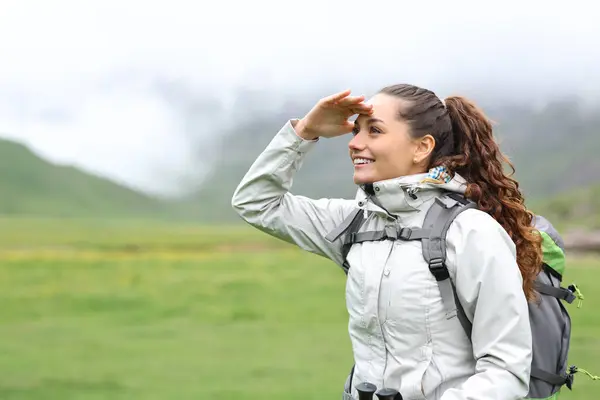 Hiker Searching Hand Forehead Mountain — Stock Photo, Image
