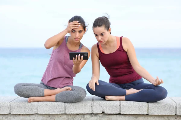 Amazed Yogis Watching Yoga Difficult Tutorial Smart Phone Beach — Stock Photo, Image