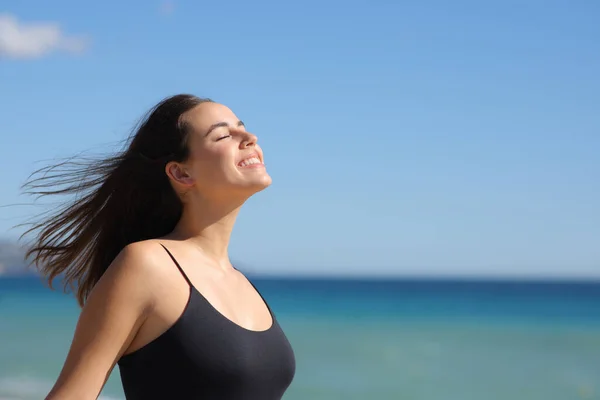 Happy Casual Kobieta Oddycha Świeżym Powietrzem Plaży Letni Słoneczny Dzień — Zdjęcie stockowe