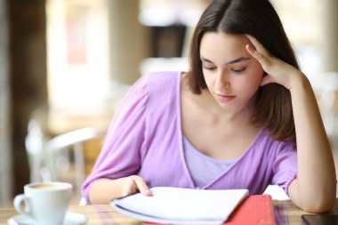 Öğrenci bar terasında kağıt okuma dersleri alıyor.