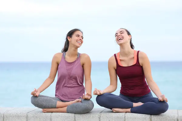 Front View Portrait Two Happy Women Doing Yoga Laughing Beach — Stock Photo, Image