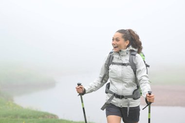 Siste yürüyen mutlu bir yürüyüşçünün ön görüntüsü.