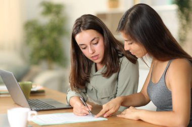 Tele çalışanı, evdeki meslektaşına sözleşmeyi nerede imzalayacağını anlatıyor.
