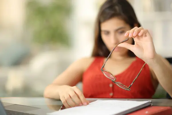 Uttråkad Student Leker Med Glasögon Slösa Tid Hemma — Stockfoto