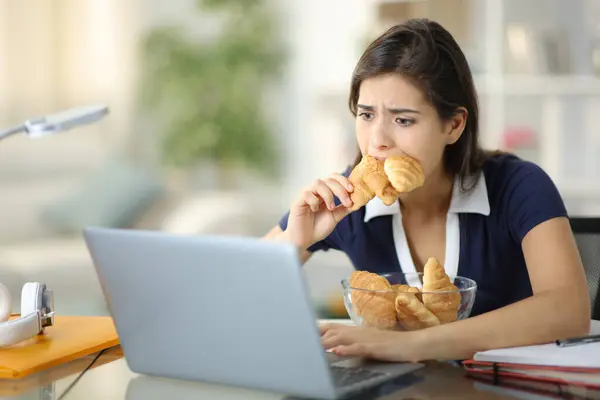 Stressed Student Eating Lot Bakery Checking Laptop Home — Stock Photo, Image