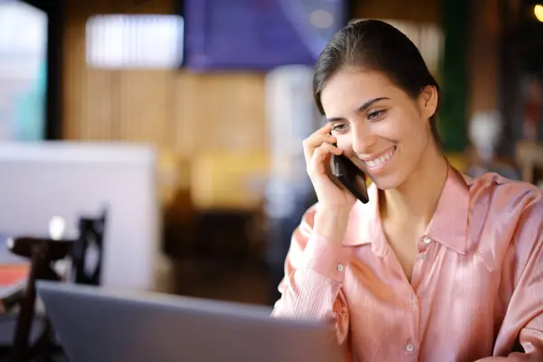 Happy Freelance Worker Talking Phone Using Laptop Bar Interior — Stock Photo, Image